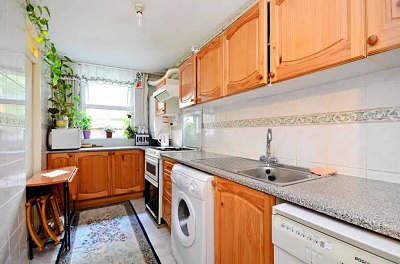 A split level spacious 3 bedroom ex-local authority flat within this purpose built block to let in Stamford Hill, N16.